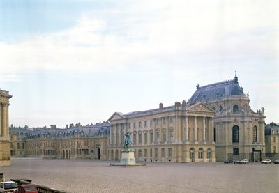 Il cortile di marmo (a sinistra) che conduce al cortile reale (al centro) 1660s da Louis Le Vau